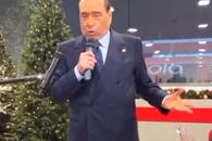 „Vi le aduc în vestiar” » Berlusconi, presat să respecte promisiunea scandaloasă făcută fotbaliștilor: „M-au sunat de 100 de ori”