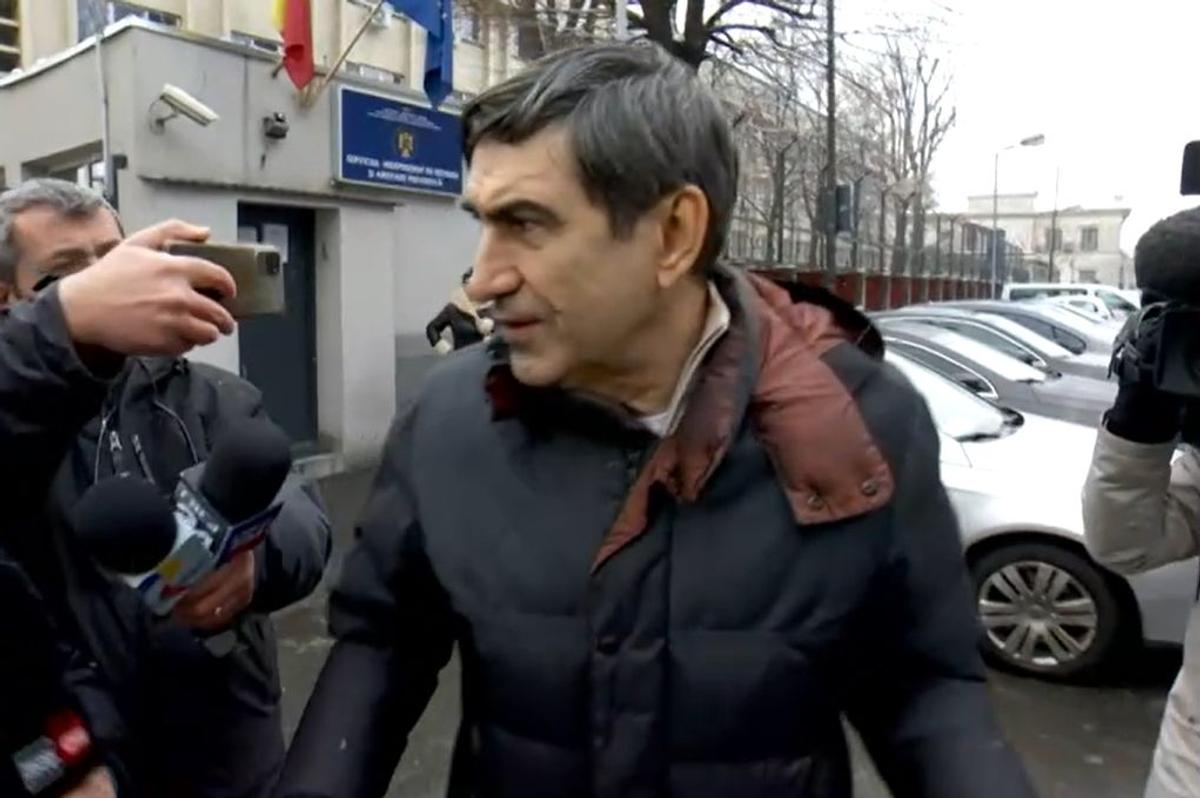 Pițurcă, replică golănească, după ce a fost jignit în serie la intrarea în sediul DNA: „Dacă te dai cu ruj, vorbim!” + Fiul lui, reținut pentru 24 de ore