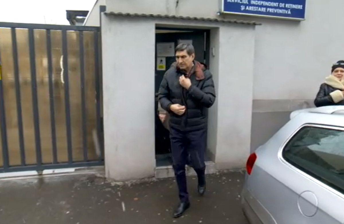 Victor Pițurcă, adus încătușat la DNA