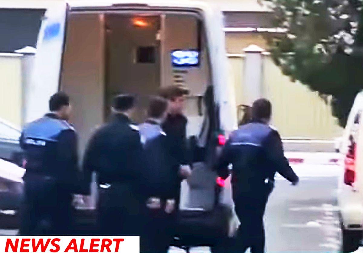 Pițurcă, replică golănească, după ce a fost jignit în serie la intrarea în sediul DNA: „Dacă te dai cu ruj, vorbim!” + Fiul lui, reținut pentru 24 de ore