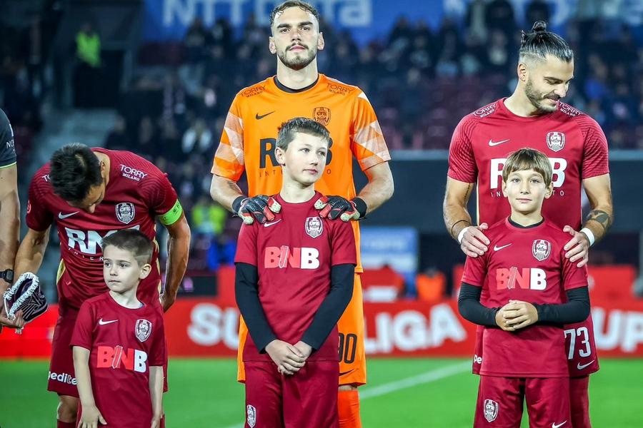 Player escort la CFR Cluj FOTO Facebook Doar două cluburi din Superliga mai folosesc programul Player Escort » Prețurile pe care trebuie să le plătească părinții + FCSB și Rapid au renunțat