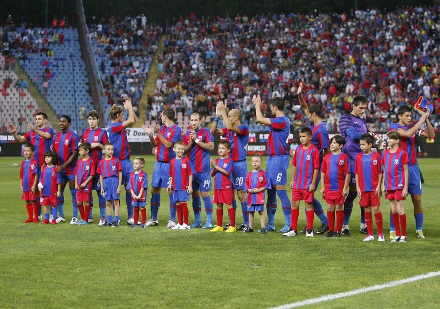 Imagine din 2000, de pe Ghencea FOTO: Raed Krishan Doar două cluburi din Superliga mai folosesc programul Player Escort » Prețurile pe care trebuie să le plătească părinții + FCSB și Rapid au renunțat