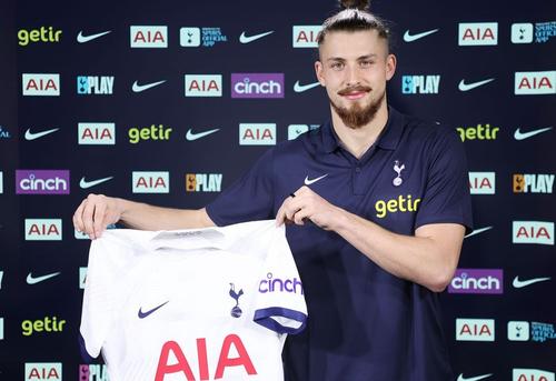 Radu Drăgușin a fost prezentat la Tottenham pe 11 ianuarie Foto: Twitter Tottenham