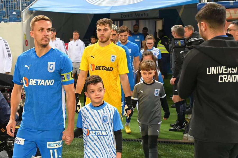 Player escort la Universitatea Craiova FOTO Facebook Doar două cluburi din Superliga mai folosesc programul Player Escort » Prețurile pe care trebuie să le plătească părinții + FCSB și Rapid au renunțat
