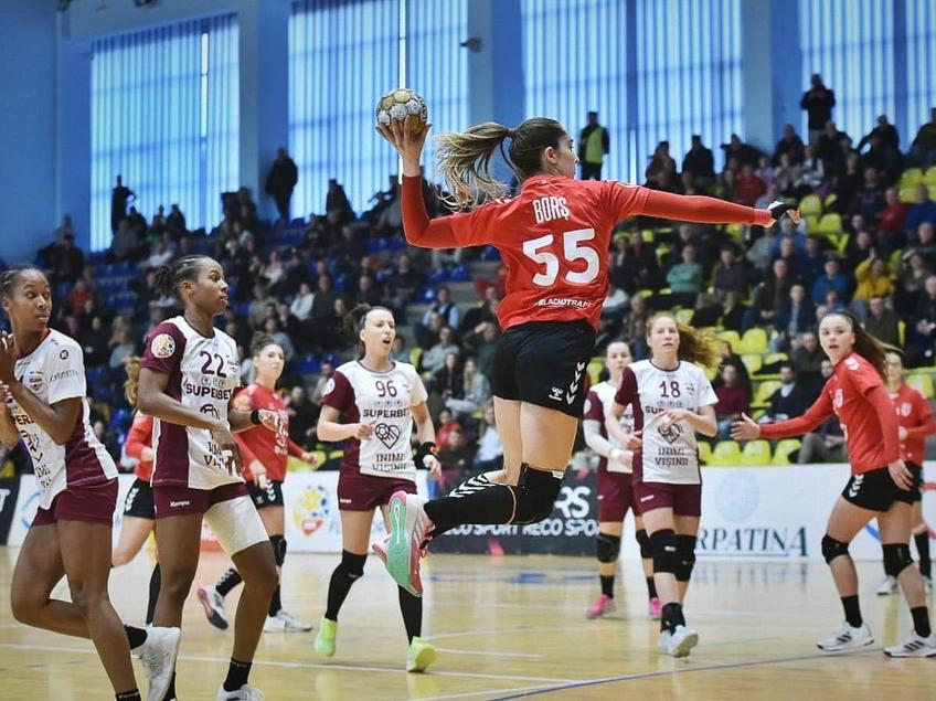 Rapid a câștigat meciul zilei din „Liga Florilor”, 35-26 pe terenul lui Minaur Baia Mare. Băimărencele se plâng că au fost forțațe să joace de la ora 15:00, o alegere neplăcută pentru fani.