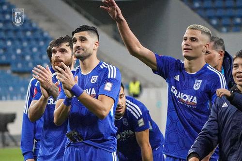 Danny Henriques, în centrul imaginii, salută galeria FOTO: FCU Craiova