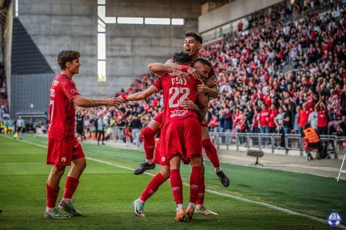 Antonio Sefer, bucurându-se alături de colegii săi de la Hapoel Be'er Sheva
