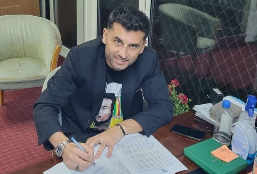 Imaginea inițială a prezentării lui Nicolae Dică / FOTO: Facebook @FC Voluntari Rolex de 12.000 de euro printre sticle cu dezinfectant » Imaginea de la prezentarea lui Dică a fost ștearsă imediat
