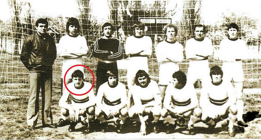 Gică Popescu, primul din stânga, pe rândul de jos, în tricoul Dunării Calafat, în 1982. Fotografia a fost publicată în cartea ”Gică Popescu, viața mea”, de Daniel Nanu Stadionul din Calafat pe care s-a lansat Gică Popescu a fost demolat! CNI construiește o bază sportivă de aproape 2 milioane de euro