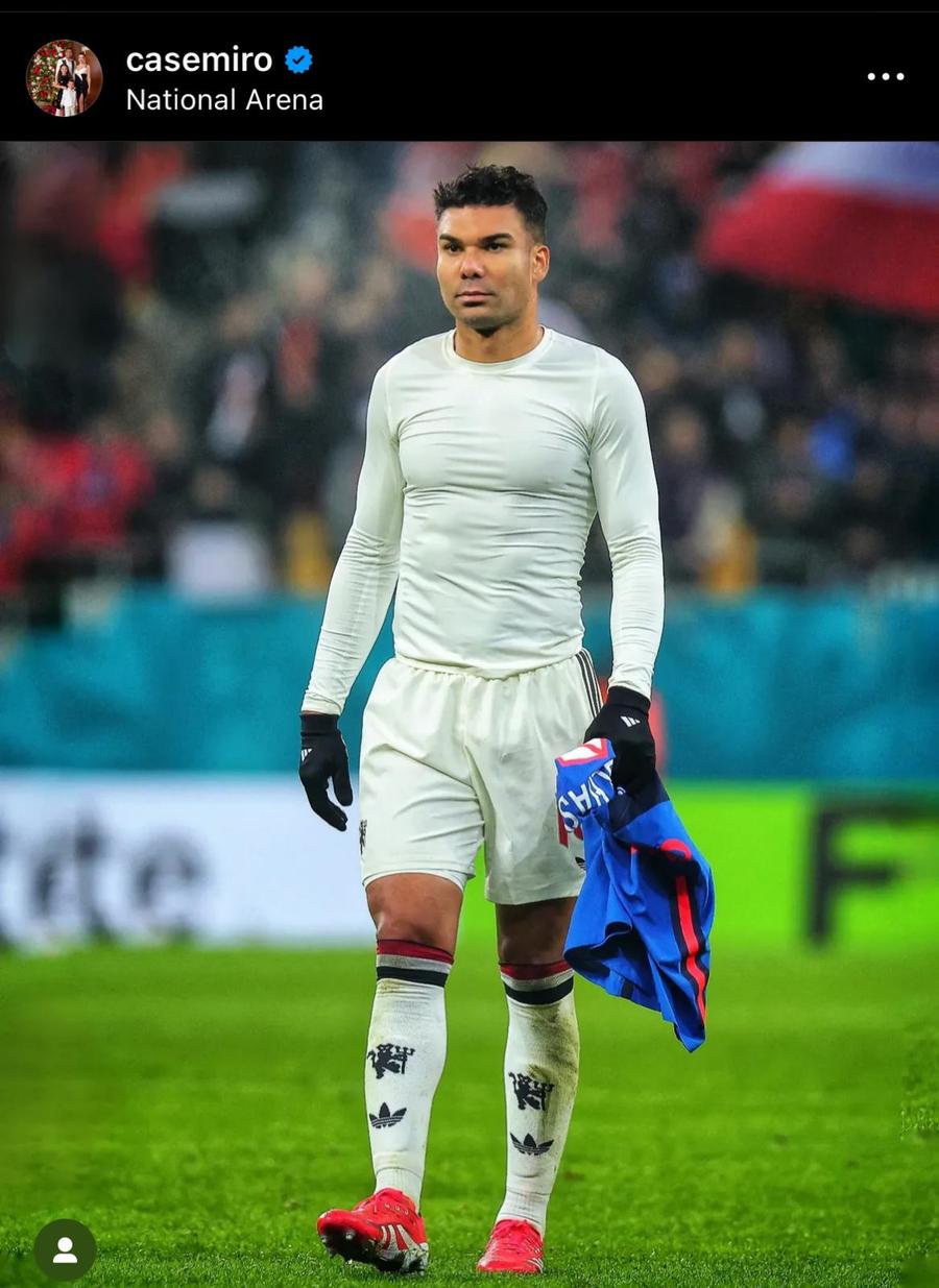 Casemiro, la finalul meciului FCSB - United Casemiro a plecat de la București cu tricoul unui jucător de la FCSB » Garnacho i-a făcut fericiți pe roș-albaștri