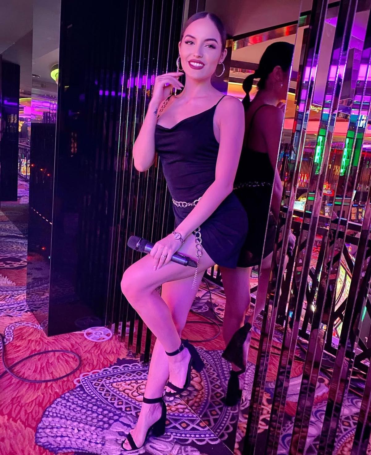 A încins imaginația ultrașilor la FCSB - Manchester United! Roberta Anghel s-a mutat din club în peluză: „Trup și suflet”