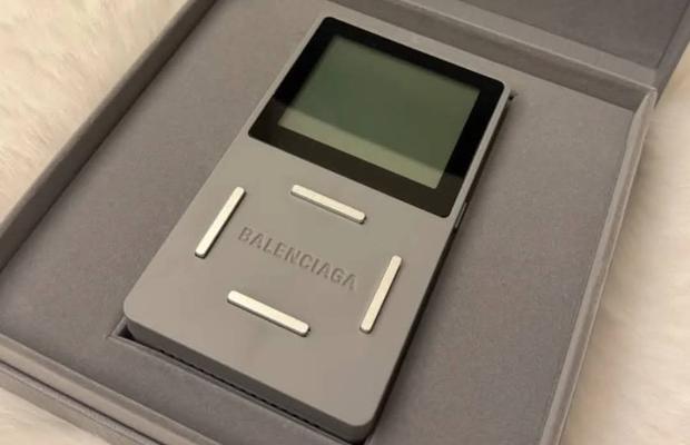 Balenciaga vinde o consolă portabilă la prețul unei mașini - și include un singur joc vechi de 50 de ani