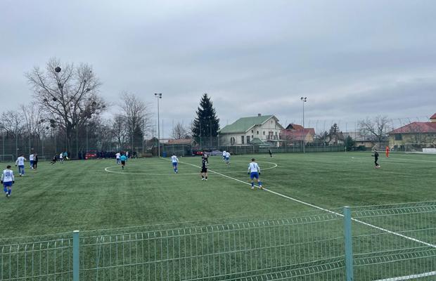 Fotbal pe un ger aspru, cu cinci goluri, între două echipe de tradiție din Liga 2