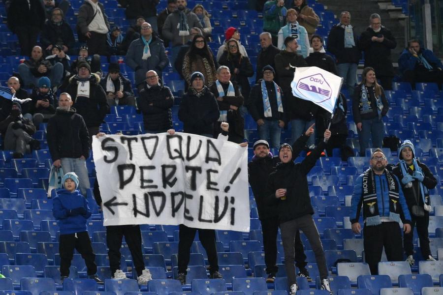 Tifosii biancocelesti au refuzat să susțină pe Lazio la meciul cu Genoa, lăsând gol stadionul Olimpico / Foto: Imago Finala de la Roma dă peste cap etapa din Serie A! » E război între autorități, Ligă și televiziuni