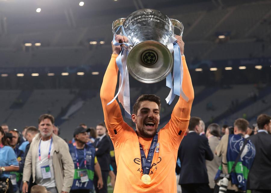 Stefan Ortega, ridicând trofeul UEFA Champions League (sezonul 2022/2023) // FOTO: Imago Images Nottingham Forest transferă de la Manchester City! » Toate detaliile mutării