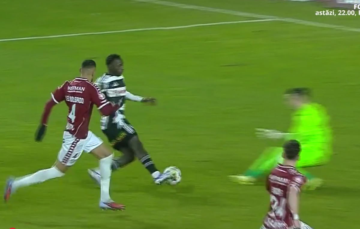 Penalty dictat pentru faultul lui Aioani în Rapid - U Cluj