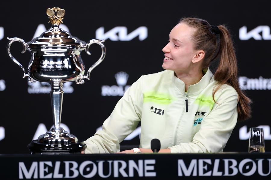 Elena Rybakina pividn spre trofeu cu drag FOTO Guliver/GettyImages Elena Rybakina, noua campioană de la Australian Open: „Nu mă așteptam să întorc soarta meciului”