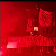 Tifosii biancocelesti s-au adunat în Roma pentru a-l contesta din nou pe Claudio Lotito, președintele lui Lazio, în timpul partidei cu Genoa / Foto: Instagram vdn_official