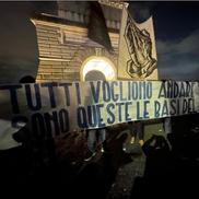 Tifosii biancocelesti s-au adunat în Roma pentru a-l contesta din nou pe Claudio Lotito, președintele lui Lazio, în timpul partidei cu Genoa / Foto: Instagram vdn_official