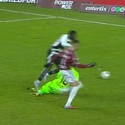 Penalty dictat pentru faultul lui Aioani în Rapid - U Cluj / FOTO: Captură @Prima Sport 1