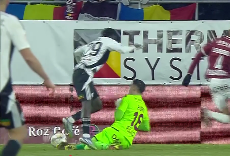 Penalty dictat pentru faultul lui Aioani în Rapid - U Cluj / FOTO: Captură @Prima Sport 1