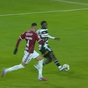Penalty dictat pentru faultul lui Aioani în Rapid - U Cluj / FOTO: Captură @Prima Sport 1