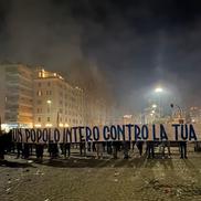 Tifosii biancocelesti s-au adunat în Roma pentru a-l contesta din nou pe Claudio Lotito, președintele lui Lazio, în timpul partidei cu Genoa / Foto: Instagram vdn_official