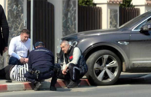 Gigi Becali a reacționat prompt în plină stradă » Un tabloid a făcut publice imaginile: patronul FCSB a sărit să ajute o persoană care leșinase