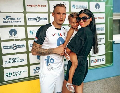 Lukas alături de soție și de fetița lor, în așteptare unui nou membru al familiei FOTO Facebook