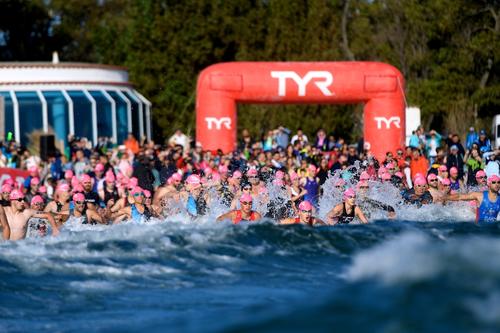 Startul de la triatlon se face cu proba de înot și cu mult entuziasm