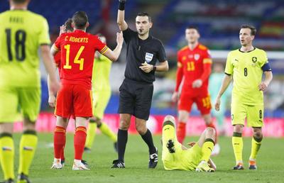 Hațegan, 3 decizii ca la carte la Cardiff + Ce au făcut cehii când galezii au îngenuncheat pentru anti-rasism