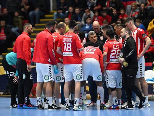 Handbaliștii de la Dinamo la un timeout cu antrenorul Xavier Pascual Foto Imago