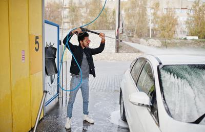 Cât costă o spălătorie auto self service în sistem de franciză? Vei fi uimit de preț și avantaje!