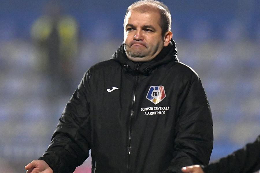 Cătălin Popa e considerat cel mai bun arbitru VAR al momentului, autorul însă al unei gafe epice la U Craiova - Dinamo: CCA caută soluții să-l scoată basma curată / Sursă foto: GSP Modul „MISTIFICATOR” prin care CCA încearcă să „spele” brigada care a greșit flagrant în faza crucială pentru titlul Craiovei: „Așa se interpretează!”