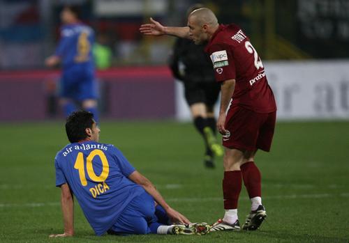 Tony (dreapta), după un duel cu Nicolae Dică, în Steaua - CFR Cluj