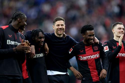 Xabi Alonso, în centrul unor jucători fericiți la Leverkusen Foto: Guliver/GettyImages