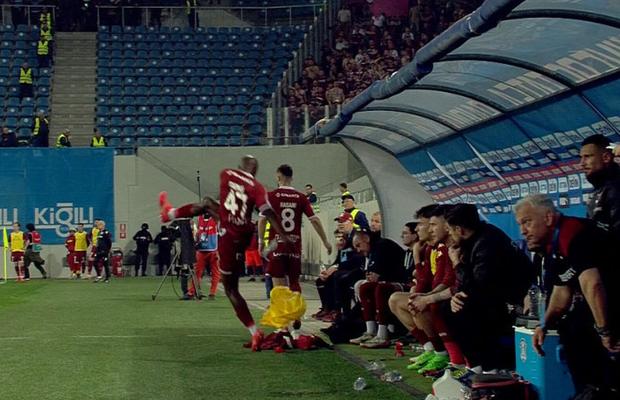 Jayson Papeau și Christopher Braun, crize de nervi la Craiova - Rapid: „Putea să-i dea afară!”