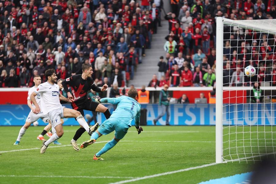 Schick (în echipament roș-negru) a înscris golul de 2-1 la Leverkusen - Hoffenheim în prelungiri Foto: Guliver/GettyImages Leverkusen și-a exasperat rivalii » 22 de goluri după minutul 80, cinci în prelungiri! + Noul proverb în Germania: „Meciul se termină când Bayer...”