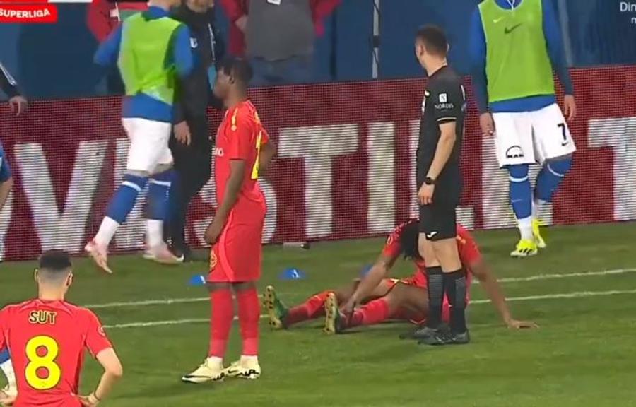 Siyabonga Ngezana s-a accidentat în Farul - FCSB / FOTO: Captură TV @Prima Sport 1 Au jucat 3 minute cu „bomba în casă” » Titularul celor de la FCSB s-a accidentat, a riscat și era să își dea autogol!
