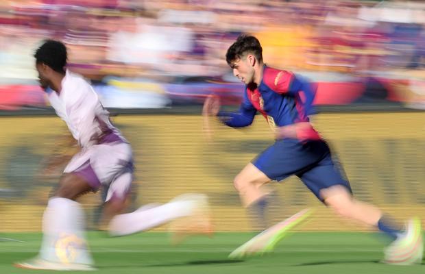 Pedri rămâne cu picioarele pe pământ: „Nu mă compar cu Xavi și Iniesta” » Cine vrea să fie noul Balon de Aur!