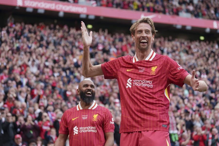 Peter Crouch a repetat dansul robotului și pe 22 martie, cu prilejul meciului dintre Liverpool Legends și Chelsea Legends, pe Anfield Road / Foto: Imago „Conduci ca să supraviețuiești!” » Proiectul inedit lansat de Peter Crouch înaintea derbyului londonez