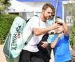 Stan Wawrinka făcând selfie-uri la Țiriac Open Foto: Cristi Preda