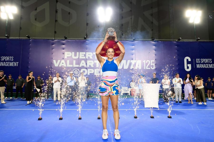 Jaqueline Cristian cu trofeul de la Puerto Vallarta Jaqueline Cristian, revenire în Europa cu prima victorie pe zgură din acest an