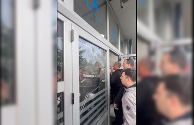 Noi imagini din haosul de la Belgrad: portarul echipei de fotbal, interzis în sală și trântit la pământ
