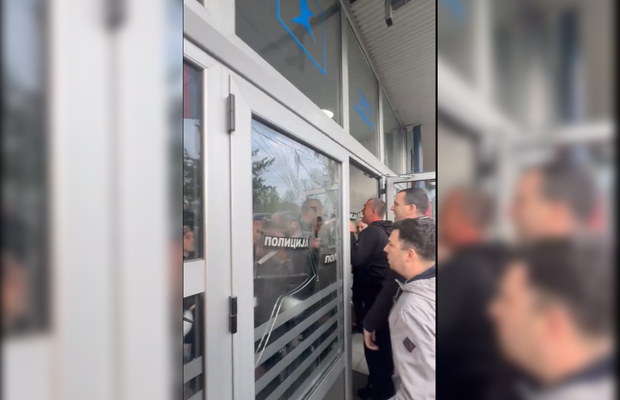 Noi imagini din haosul de la Belgrad: portarul echipei de fotbal, interzis în sală și trântit la pământ