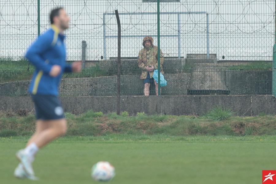 Soldatul acuzat de spionaj de către jurnaliștii și oficialii bosniaci / Foto: SportSport Ce făcea soldatul din imagine, la antrenamentul Bosniei » Povestea li s-a părut greu de crezut jurnaliștilor de la Marca, care au sunat să verifice!