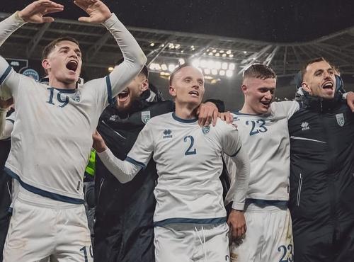 Leard Sadriu și kosovarii bucurându-se de victoria uriașă din Slovacia