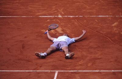 Roland Garros se joacă pe GSP.ro » Emoții, controverse, șotii cu eroii zgurii: pisica neagră, gestul indecent al lui Safin sau călătoria de 1.000 de km cu bunica pe bancheta din spate