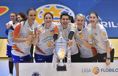 CSM București a sărbătorit titlul la handbal feminin, chiar la finalul unicului eșec stagional
