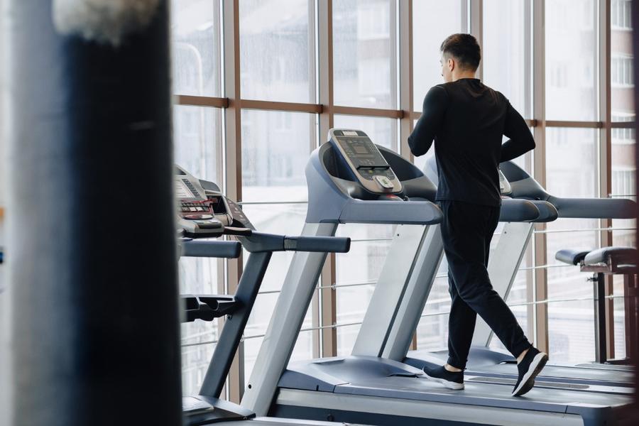Cum să porți îmbrăcăminte sportivă și pantofi la modă?